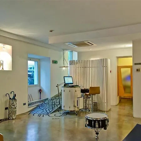 Franklin Feel The Sound Hotel